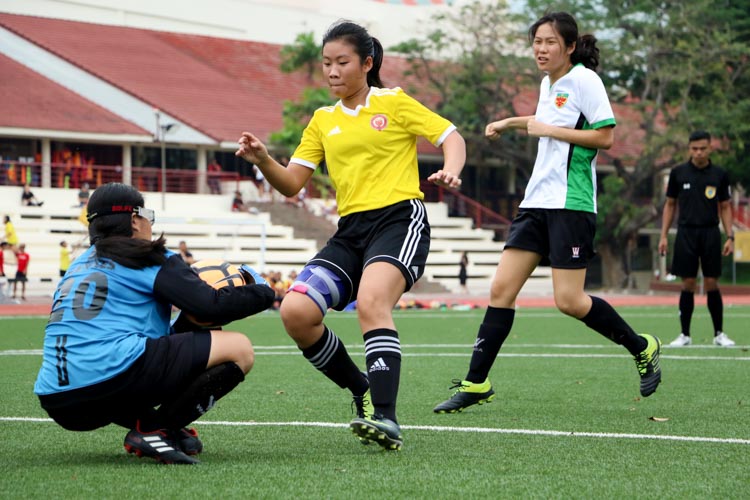 RI’s keeper Chua Bing Ya (#20) reaches the ball before Deseree Khor You Li (VJC #17). (Photo 6 © Clara Lau/REDintern)
