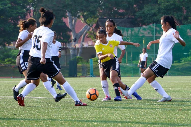 Nur Darwisyah (VJC #12) dribbles her way pass several TMJC defenders before scoring the winning goal. (Photo 4 © Clara Lau/REDintern)