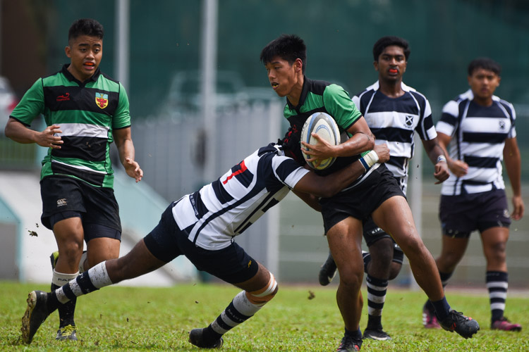 RI stand-off and captain Gideon Kee (#19) tries to evade a tackle. (Photo 1 © Iman Hashim/Red Sports)
