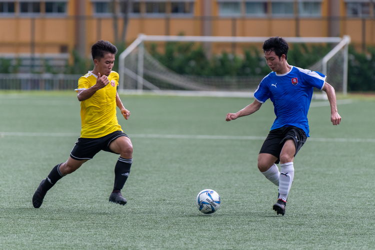 Artemus See (VJC #19) and Gareth Yeo (NYJC #18) fight for the ball.