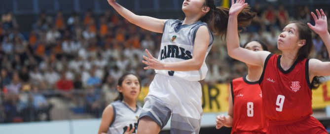 Aw Han Xi (RI #3) goes for the lay-up. (Photo 1 © Iman Hashim/Red Sports)