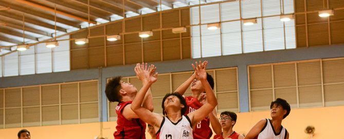 DHS and MI players fighting for position over a rebound. Both teams were electrifying to watch in a topsy-turvy affair. (Photo 1 @ Zachary Foo/Red Sports)