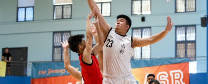 Jeremy Teo (NYJC #23) blocking an attempted shot by Ondre Tann (HCI #3). (Photo 1 © Clara Lau/Red Sports)