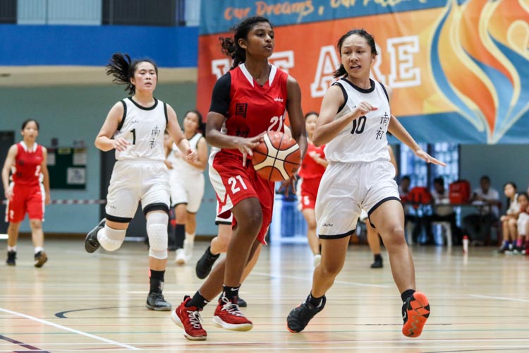 Aruna D/O Vadivelu (NJC #21) drives towards the basket. (Photo 5 © Clara Lau/Red Sports)
