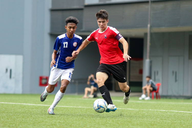 NYJC Captain Breen Liam (NYJC #6) trying to clear the ball out from defence. (Photo 5 © Clara Lau/REDintern)