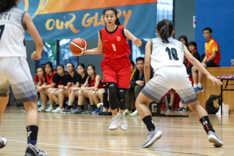 Ivon (#8) looking for support to make a pass. (Photo 30 © Clara Lau/REDintern)