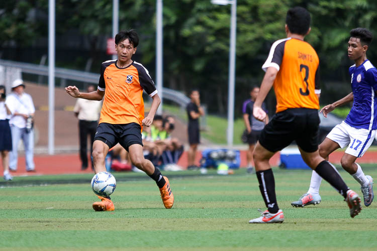 Naden Joshua Timothy Koh (SAJC #10) passes the ball back to Darren Leong (SAJC #3). (Photo 6 © Clara Lau/REDintern)