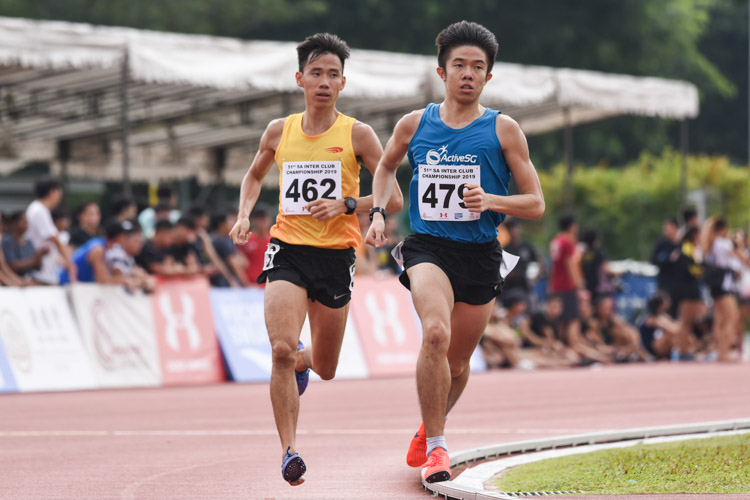 Tan Lui Hua (#462) of Wings keeps pace with Ethan Yan (#479) of ActiveSG in the Men's 1500m race. They finished in first and second respectively, with Lui Hua clocking 4:09.15 to break his PB by 10 seconds while Ethan clocked 4:14.18. (Photo 1 © Iman Hashim/Red Sports)