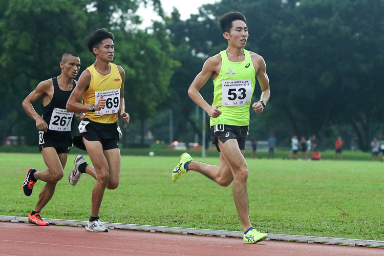 Soh Rui Yong (#53) leading the front pack in the Men’s 5000m Timed Final 2. He went on to win the race with a time of 15:37.23. (Photo 51 © Clara Lau/Red Sports)