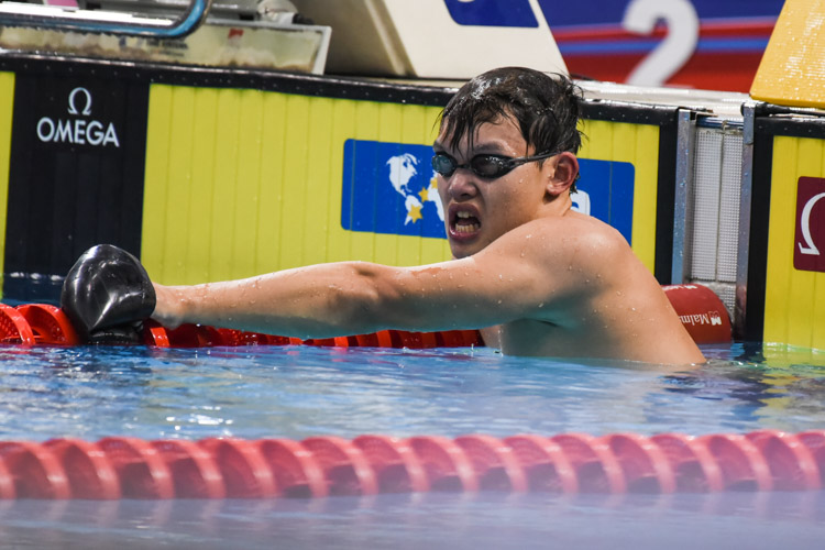 Luke Tan catches his breath after the Men's 1500m Freestyle final. (Photo 1 © Iman Hashim/Red Sports)