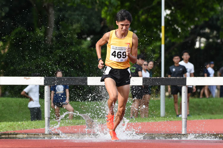 Tan Chong Qi of Wings Athletic Club emerged champion in the Men's 3000m Steeplechase with a time of 9:55.20. (Photo 1 © Iman Hashim/Red Sports)