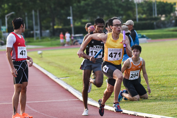 Aaron Tang (#471) sets off on the anchor leg for Wings Athletic Club in the Men's 4x400m Relay timed finals. His team finished third in 3:34.37. (Photo 1 © Iman Hashim/Red Sports)