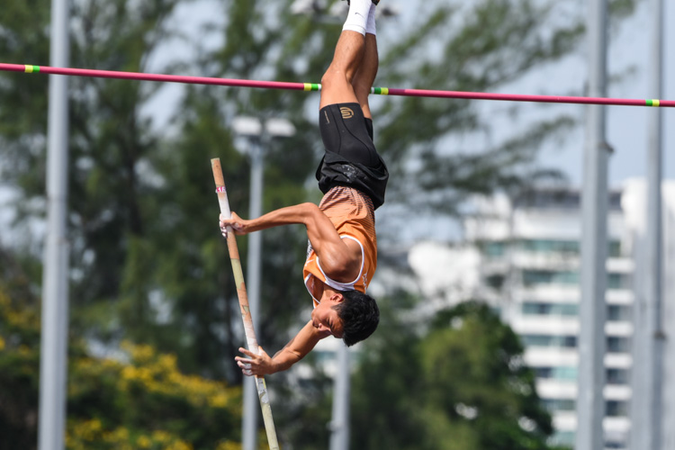 Aaron Koh of NUS placed third in the Men's Pole Vault clearing a height of 4.40m. (Photo 1 © Iman Hashim/Red Sports)