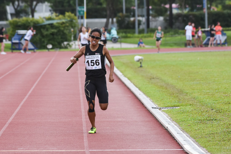 Grace Ng anchoring NTU to the Women's 4x400m Relay silver in a time of 4:32.63. (Photo 1 © Iman Hashim/Red Sports)