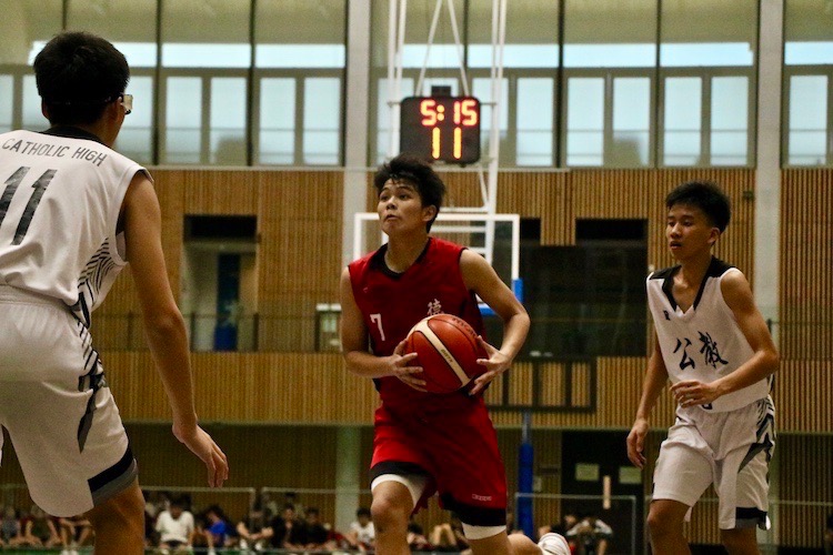 Jayson Tan (DSS #7) in action against defenders of Catholic High.