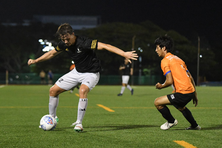 NUS and SMU played out an exciting end-to-end match which ended in 0-0 draw. Both teams wasted chances in front of goal while also faced with stellar performances by their goalkeepers. (Photo 1 © Stefanus Ian/Red Sports)