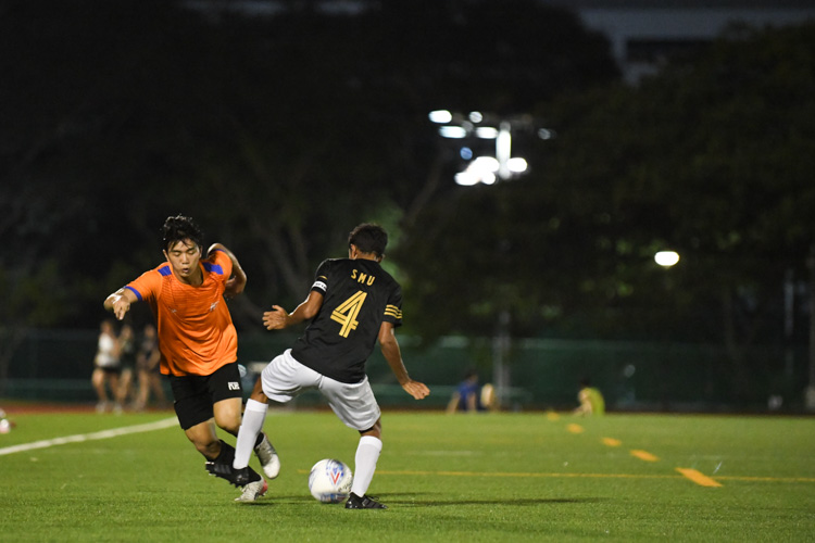 NUS and SMU played out an exciting end-to-end match which ended in 0-0 draw. Both teams wasted chances in front of goal while also faced with stellar performances by their goalkeepers. (Photo 1 © Stefanus Ian/Red Sports)