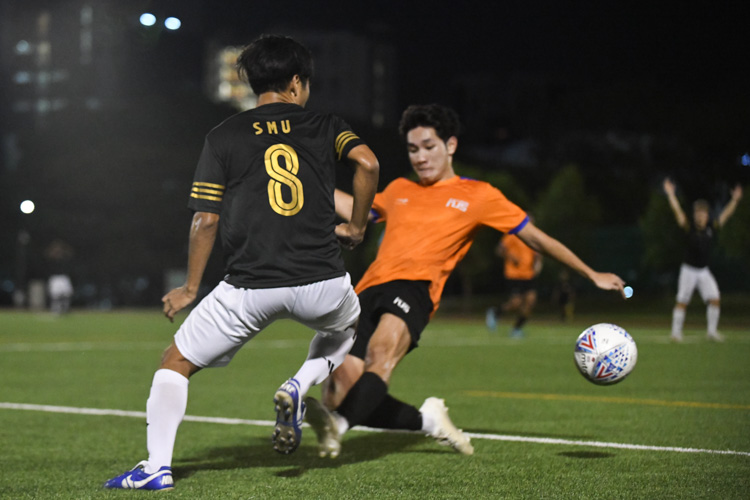 Sheffield Lok (SMU #8) poking the ball past his defender into the box. National University of Singapore and Singapore Management University played out an exciting but ultimately goalless 0-0 draw in the Singapore University Games Football Championship. (Photo 1 &copy Stefanus Ian/Red Sports)
