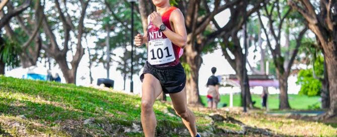 Aaron Justin Tan (#101) finished second in the Men's race with a time of 19:06 over the approximately 5.8-kilometre route to lead NTU to their first team title in eight years. (Photo 1 © Iman Hashim/Red Sports)