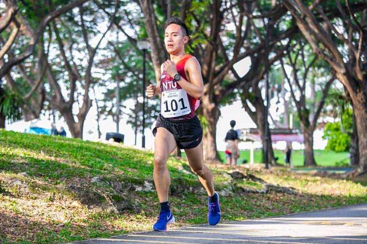 Aaron Justin Tan (#101) finished second in the Men's race with a time of 19:06 over the approximately 5.8-kilometre route to lead NTU to their first team title in eight years. (Photo 1 © Iman Hashim/Red Sports)