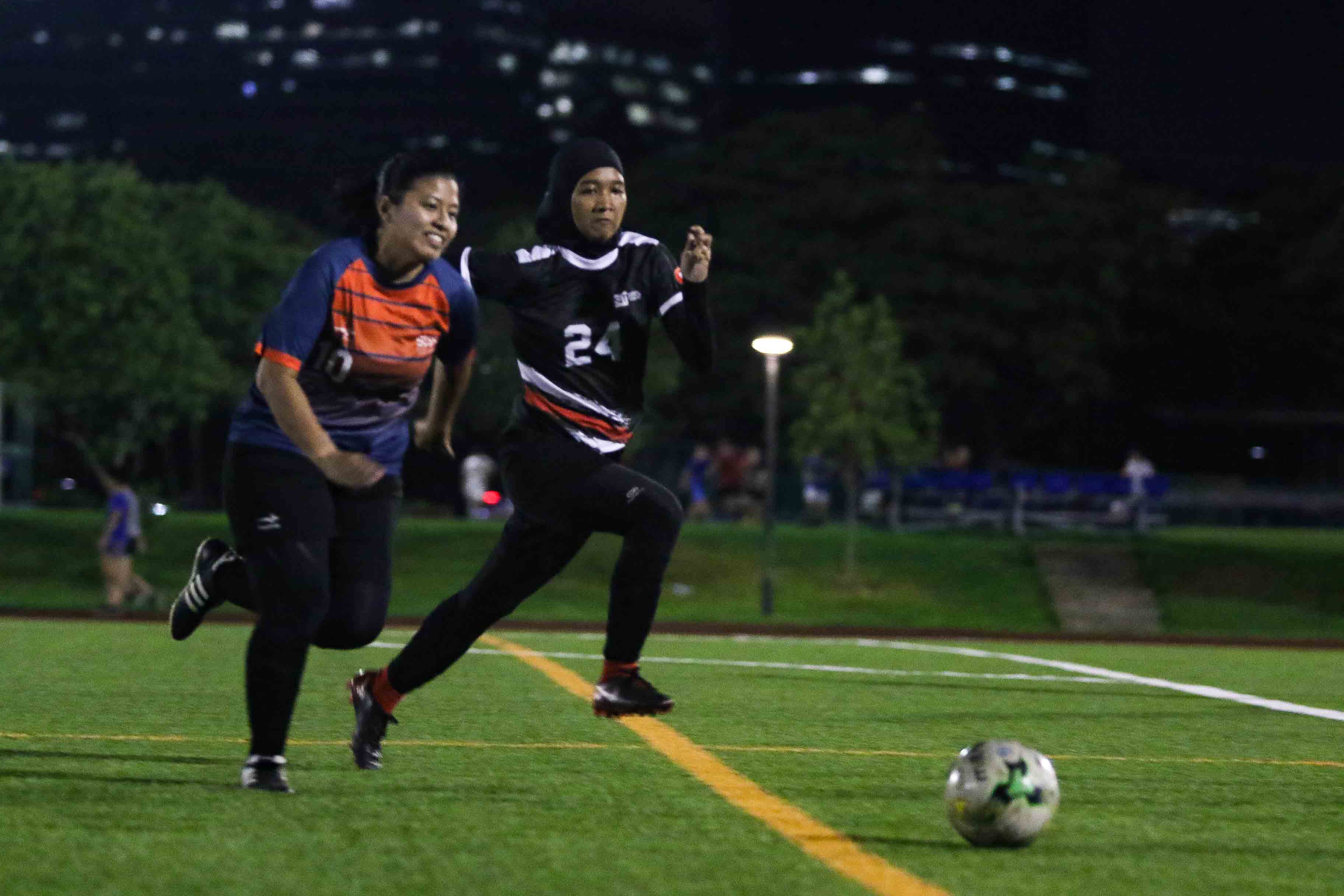 Farahin (SIT #24) and Nur Hafizah (SUSS #10) chase down a loose ball. (Photo 5 © Clara Lau/Red Sports)
