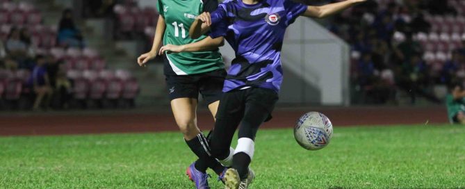 Yuen Choi Sum Jessie (RP #11) sends a cross pass Nur Jannah Bte Khamis (ITE #3) and into the opposition’s box. (Photo 1 © Clara Lau/Red Sports)