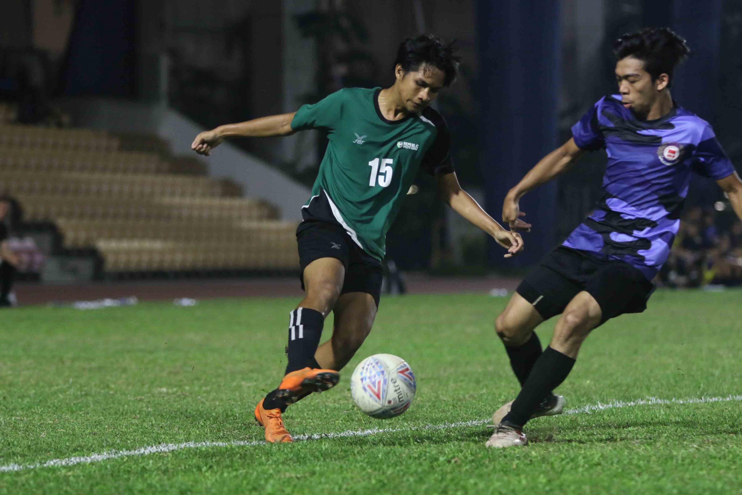 Navin Darren Matthew (RP #17) controls the ball under the close watch of Khairul Hairie (ITE #8). (Photo 2 © Clara Lau/Red Sports)