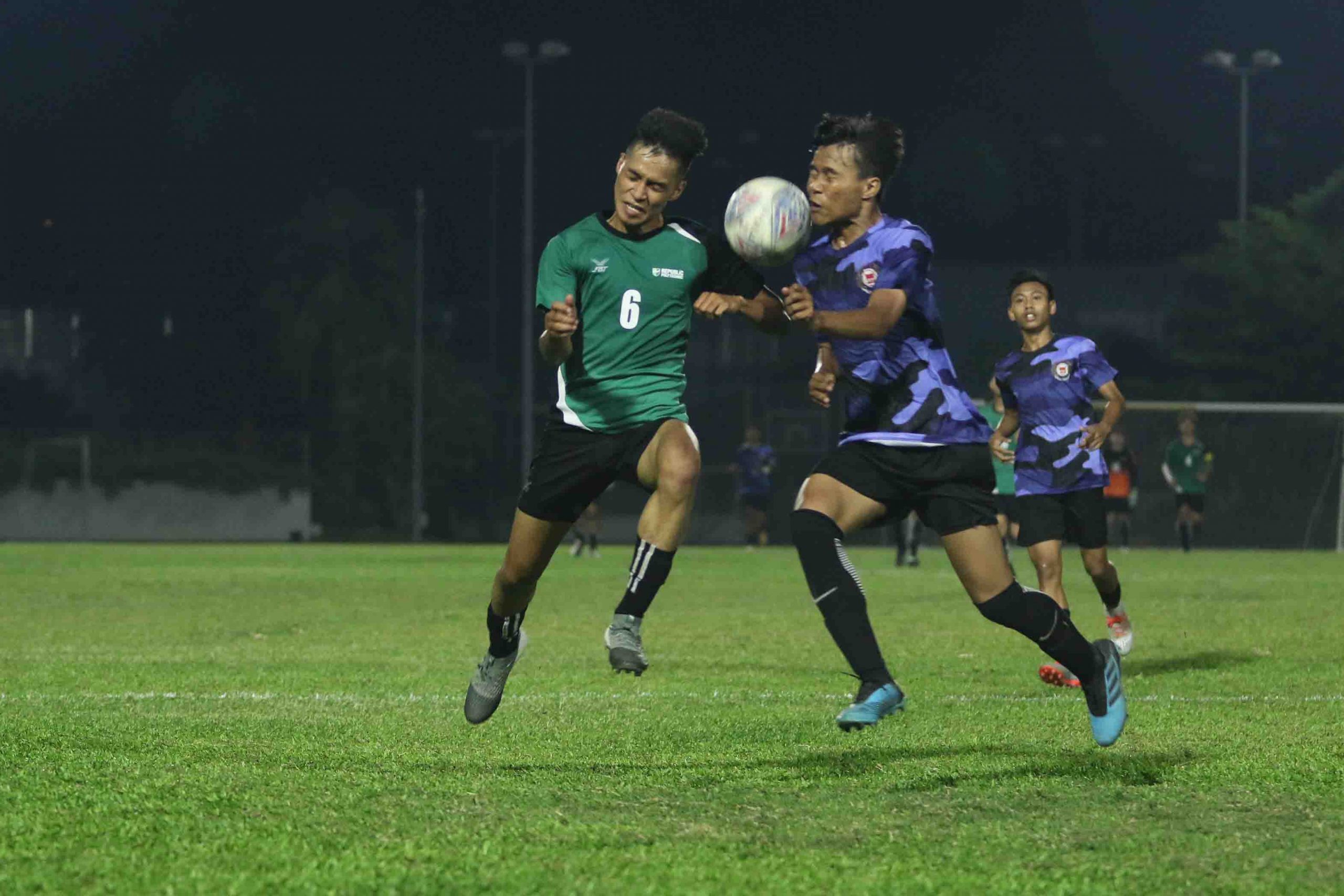 Muhammad Hairul (RP #6) and Mohd Haikal B Rosli (ITE #14) challenges for possession of a loose ball. (Photo 6 © Clara Lau/Red Sports)