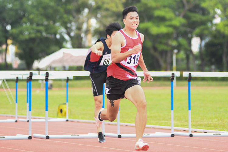 In the men’s 110 metres hurdles event, Terence Tang (#316) of Singapore Institute of Technology bettered the silver he got in 2017 to clinch first place ahead of Nanyang Polytechnic’s duo of Isaac Toh (#68, in blue) and Silas Ng (#67).  (Photo 1 © Stefanus Ian/Red Sports)
