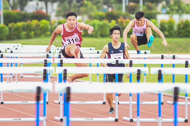 In the men’s 110 metres hurdles event, Terence Tang (#316) of Singapore Institute of Technology bettered the silver he got in 2017 to clinch first place ahead of Nanyang Polytechnic’s duo of Isaac Toh (#68, in blue) and Silas Ng (#67).  (Photo 1 © Stefanus Ian/Red Sports)