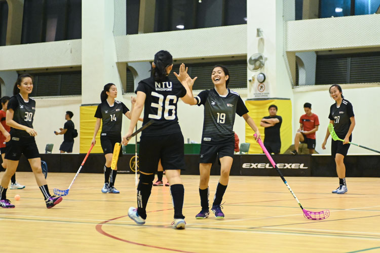 In a top-of-the-table clash, NTU cruised to a 5-0 victory over TP to book their place in the semi-final. (Photo 1 © Stefanus Ian/Red Sports)