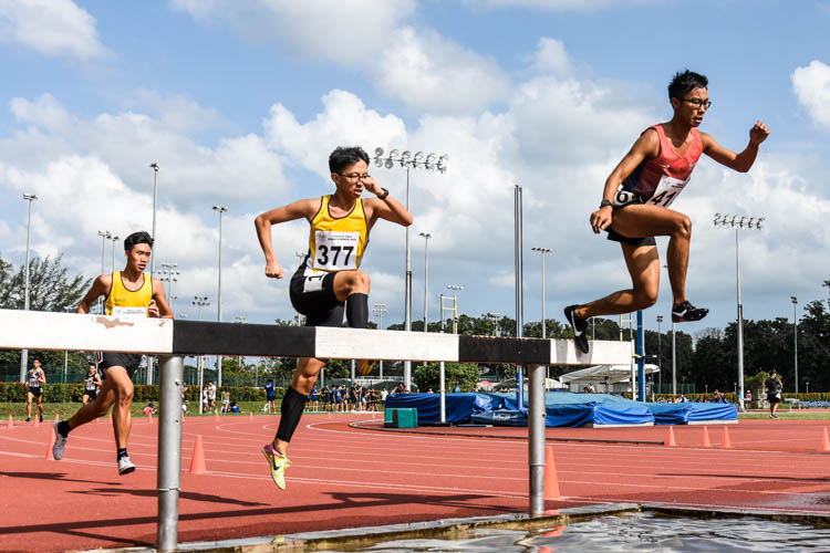 Teng Wei Ming (#413) of SUSS and August Lim (#377) of SP in action in the Men's 3000m Steeplechase. (Photo 1 © Iman Hashim/Red Sports)