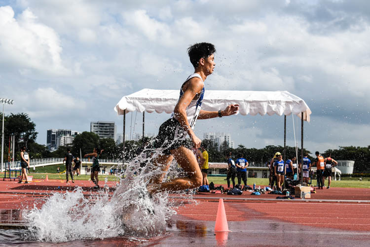 Daniel Cheng (#155) of NUS in action in the Men's 3000m Steeplechase. (Photo 1 © Iman Hashim/Red Sports)