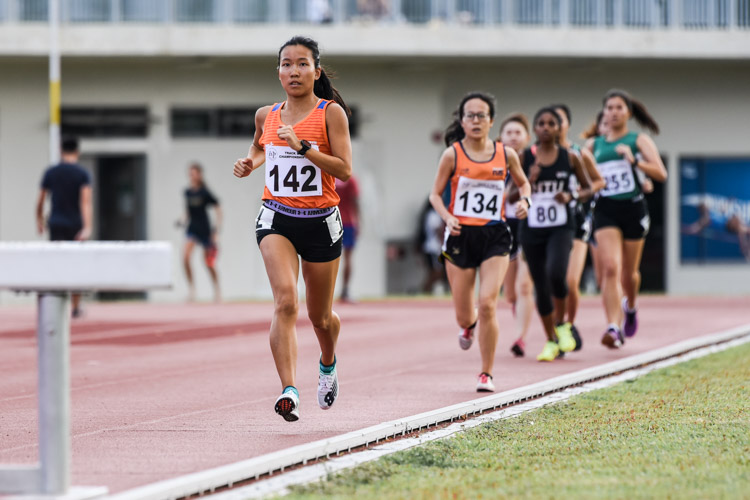 Tan Hui Xin (#142) of NUS leads the pack in her maiden race in the Women's 3000m Steeplechase. She eventually won in 13:04.04. (Photo 1 © Iman Hashim/Red Sports)