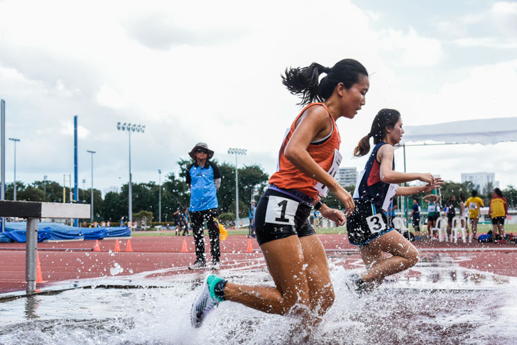 Tan Hui Xin (in orange) of NUS clinched the IVP Women's 3000m Steeplechase gold with a new meet record of 13:04.04. (Photo 1 © Iman Hashim/Red Sports)