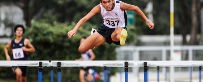 Ow Yeong Wei Bin (#337) of SMU destroyed the competition in the Men's 400m Hurdles timed finals, clocking 54.28 seconds to set a new IVP championship record. (Photo 1 © Iman Hashim/Red Sports)