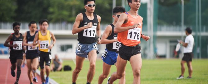 After leading the pack for most of the race, Tan Wei Jie (#117) of NTU eventually finished third in the Men's 5000m with a time of 16:54.19. (Photo 1 © Iman Hashim/Red Sports)