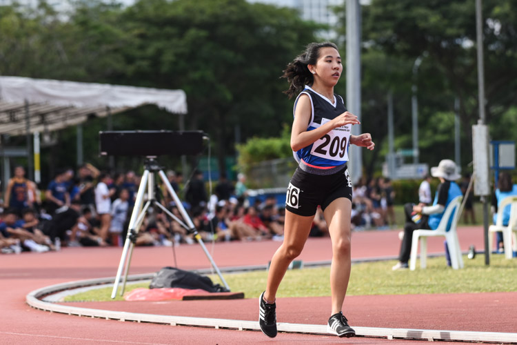 Tan Yu Hui (#209) of Ngee Ann Polytechnic finished fourth in the Women's 5000m with a time of 20:31.25. (Photo 1 © Iman Hashim/Red Sports)