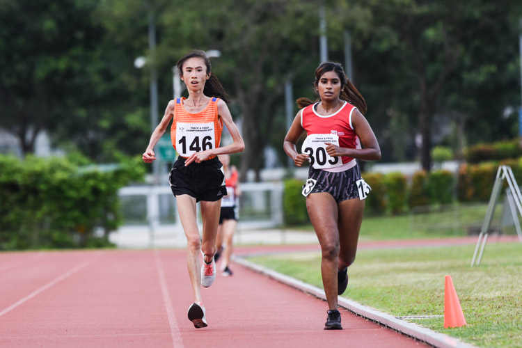 Toh Ting Xuan (#146) of NUS claimed the silver in the Women's 5000m with a time of 20:01.56. (Photo 1 © Iman Hashim/Red Sports)