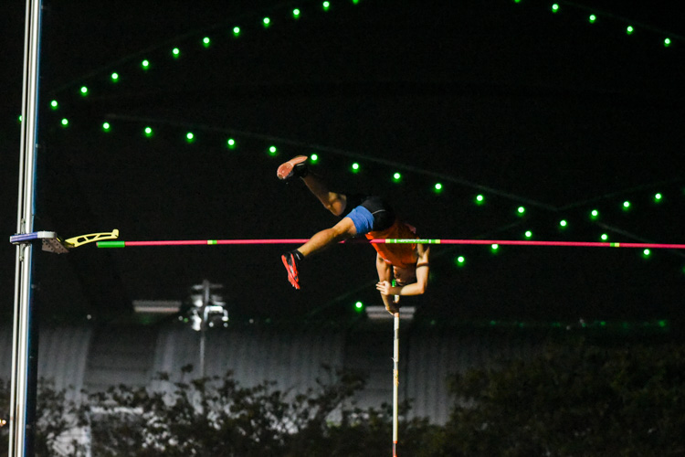 Chan Sheng Yao of NUS won the men's pole vault with a best clearance of 4.20m. (Photo 1 © Iman Hashim/Red Sports)