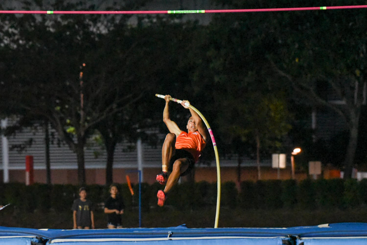 Koh Wei Shien of NUS came in third in the men's pole vault with a clearance of 3.20m. (Photo 1 © Iman Hashim/Red Sports)