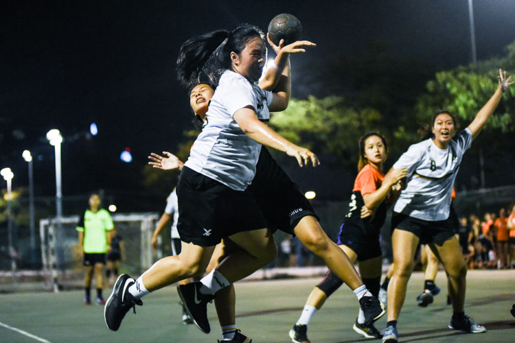 Emelia Tan (TH #45) evades the Sheares defense to take aim at goal. (Photo 1 © Iman Hashim/Red Sports)