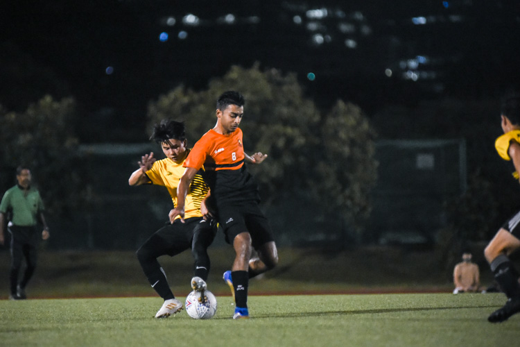 Shamir Robinson (SH #8) tries to grab hold of the ball. (Photo 1 © Iman Hashim/Red Sports)