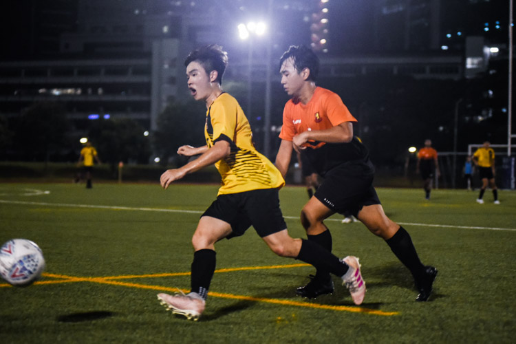Tan Hong Sheng (EH #24) chases after the ball. (Photo 1 © Iman Hashim/Red Sports)