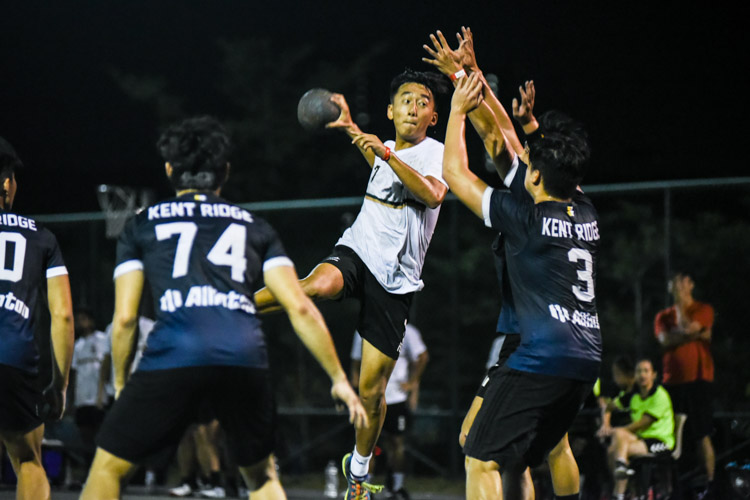 Teo Kee Chong (TH #7) gets away from defenders and looks for the target again. (Photo 1 © Iman Hashim/Red Sports)
