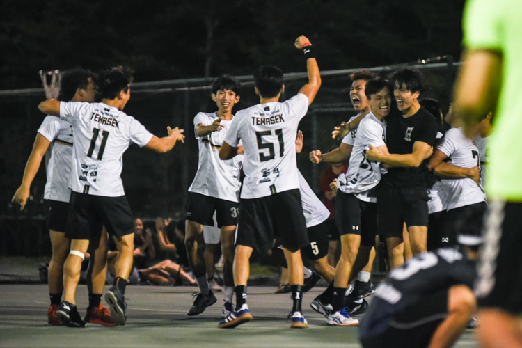Temasek Hall players celebrate their comeback win over Kent Ridge Hall in the NUS IHG Handball men's final. (Photo 1 © Iman Hashim/Red Sports)