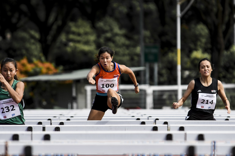 NTU’s Clenyce Tan (#199) clinched the silver in 16.30s, while Nicole Lim (#100) of NUS finished with bronze in 17.01s. (Photo 72 © Iman Hashim/Red Sports)