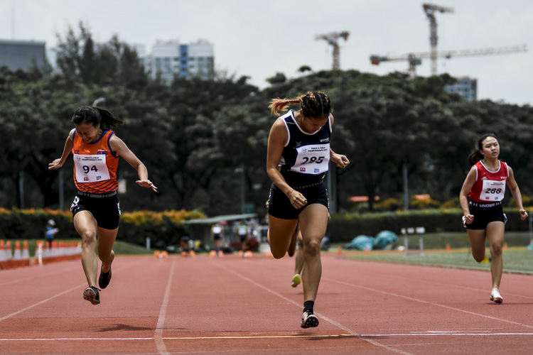 Kugapriya Chandran (#55) of SUSS wrapped up the sprint double with victory in the women's 100 metres, stopping the clock at 12.72 seconds (-2.1m/s). In a repeat of the 200m positions three days earlier, SMU's Clara Goh (#386) clinched the silver and SIT's Roxanne Enriquez (#153) the bronze, recording times of 12.89s and 12.92s in the same timed final respectively. (Photo 72 © Iman Hashim/Red Sports)