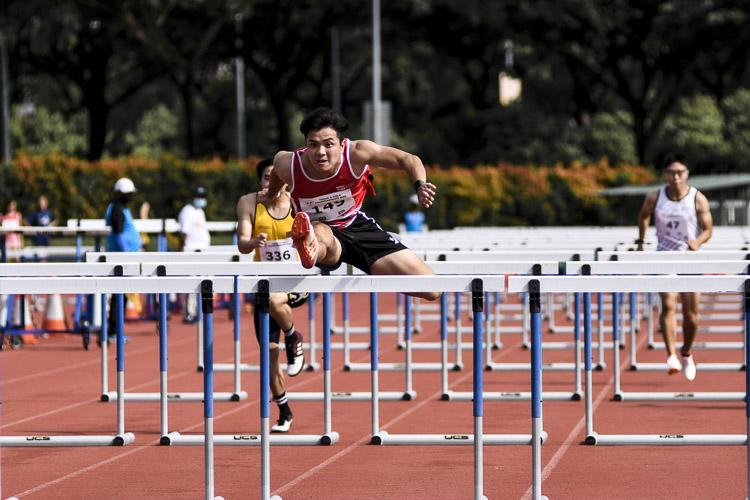 IVP #trackandfield: Chong Wei Guan (#72) of NUS took the gold in the men’s 110m hurdles, stopping the clock at 14.88 seconds. The national under-23 record holder (14.30s) got the better of SIT’s Terence Tang (#149), who claimed silver in 15.34s, and SP’s Lambert Fong (#336) who finished third in 17.30s. (Photo 72 © Iman Hashim/Red Sports)