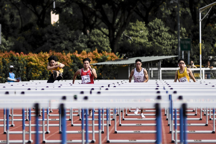 IVP #trackandfield: Chong Wei Guan (#72) of NUS took the gold in the men’s 110m hurdles, stopping the clock at 14.88 seconds. The national under-23 record holder (14.30s) got the better of SIT’s Terence Tang (#149), who claimed silver in 15.34s, and SP’s Lambert Fong (#336) who finished third in 17.30s. (Photo 72 © Iman Hashim/Red Sports)
